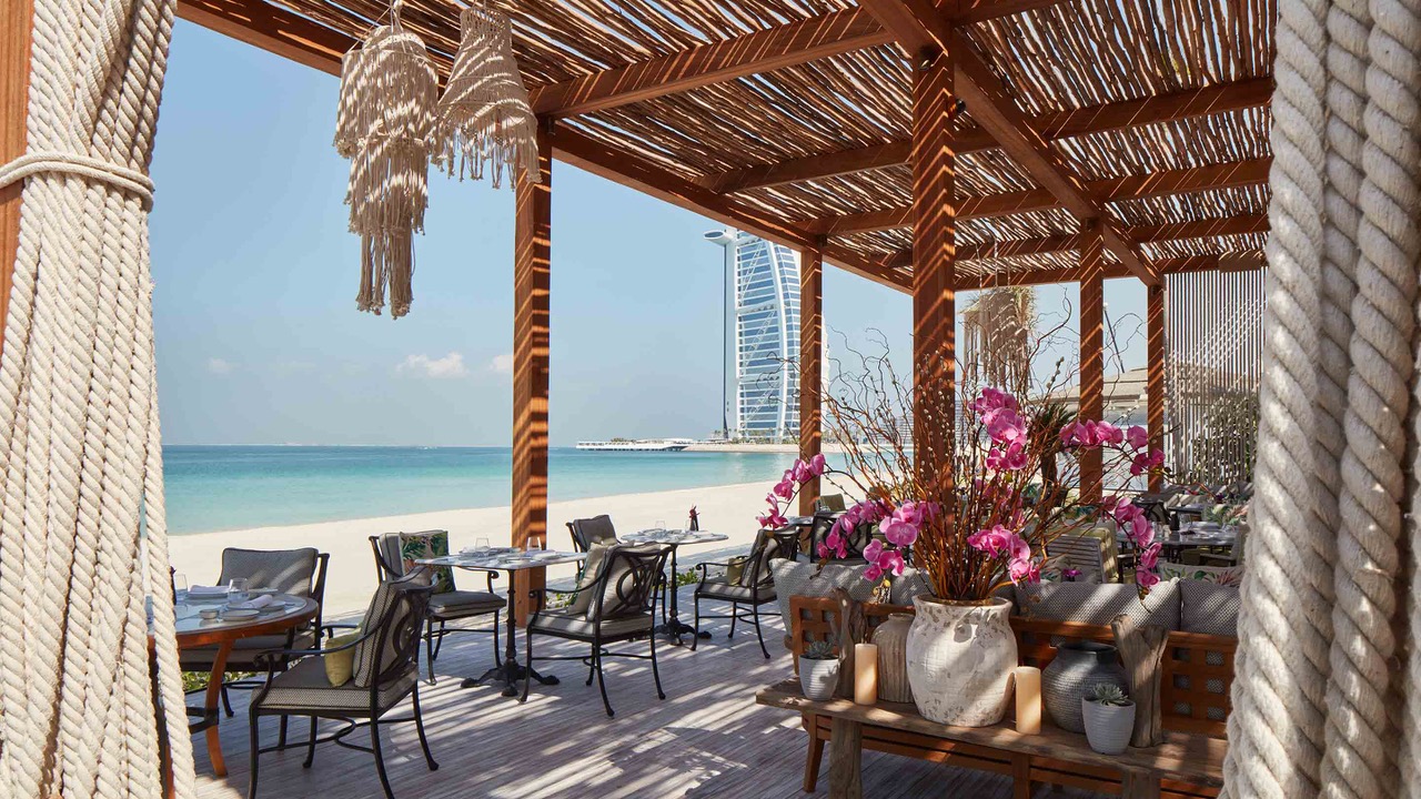 outdoor dining in Dubai